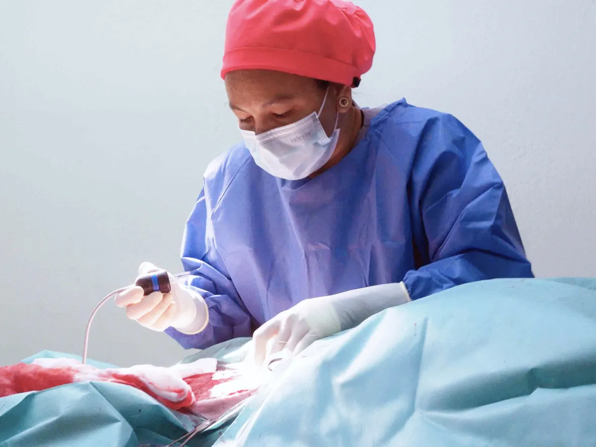 Cirujana de COV Guadalajara aplicando el electrodo de electroquimioterapia sobre la zona tumoral de un paciente